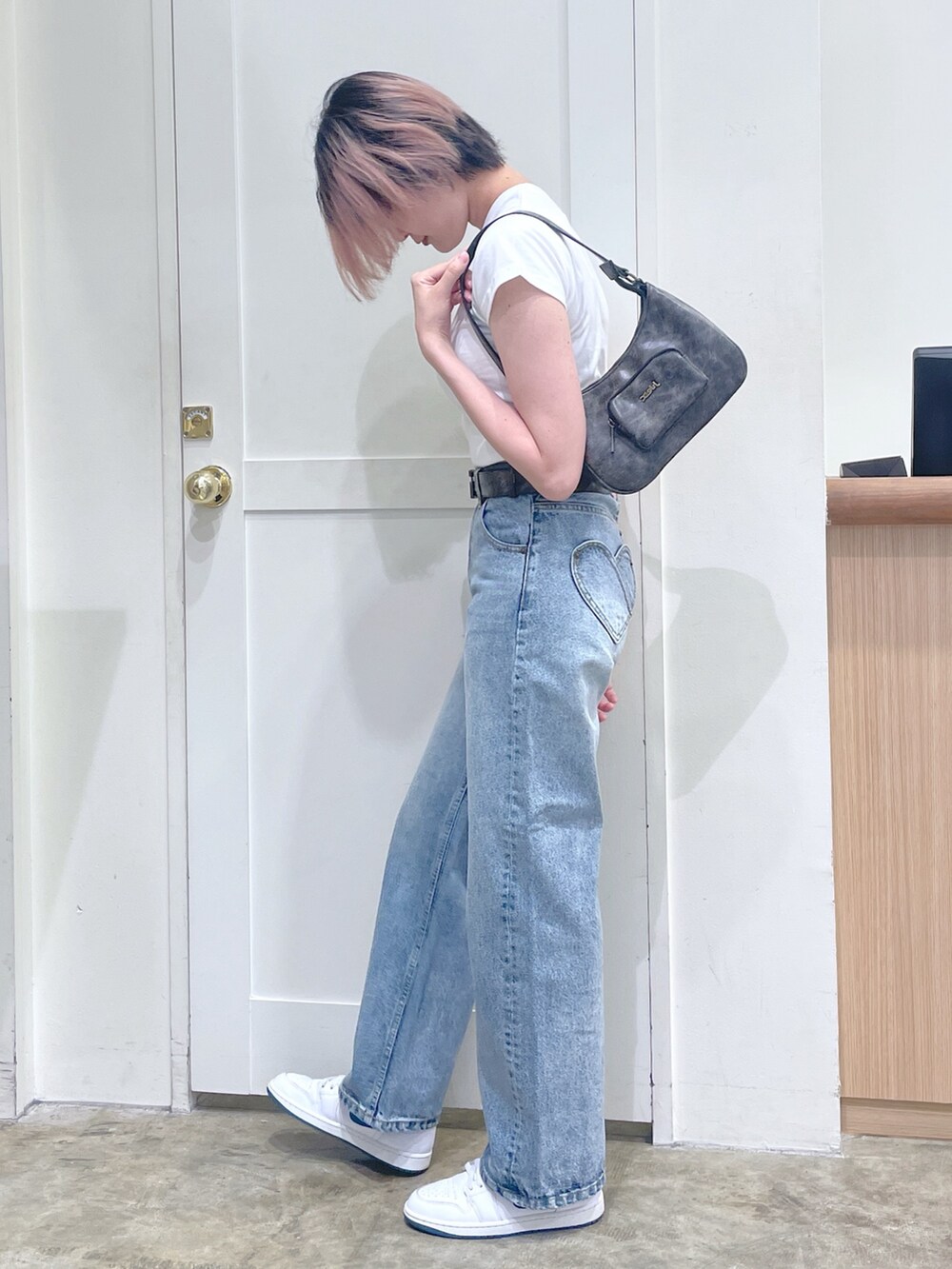 「x-girl、エックスガール、トップス、tops、カットソー、パンツ、pants、デニムパンツ、ハートポケット、ベルト、belt、バッグ、BAG、ハンドバッグ」｜「X-girlのHEART POCKET DENIM PANTS（デニムパンツ、ブルー系）」を使った、あかさん（メンズ・166cm）の夏コーディネートの2枚目の写真