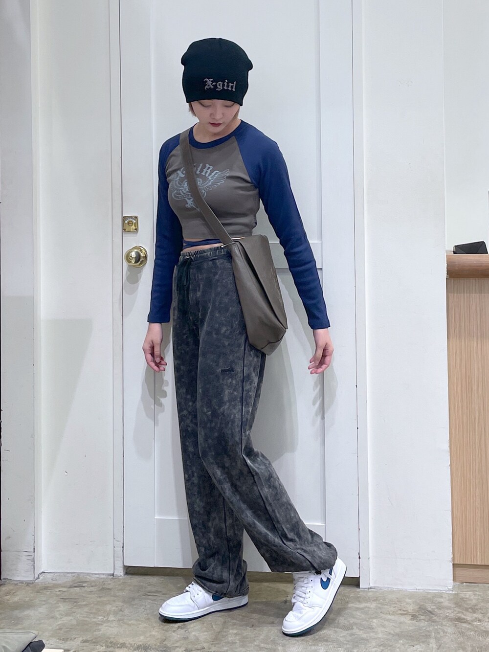 グリーン系のTシャツ/カットソー、ブラック系のスウェットパンツ、ブラック系のニットキャップ/ビーニーを着用したメンズの秋コーディネートの2枚目の写真