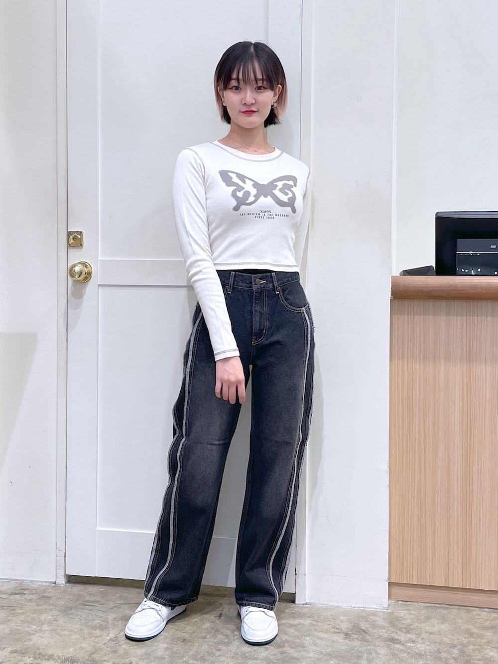 ブルー系のMA-1、ホワイト系のTシャツ/カットソー、ブラック系のデニムパンツを着用したメンズの秋コーディネートの4枚目の写真