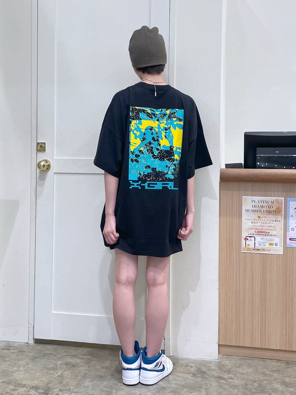 ブラック系のワンピース、シルバー系のネックレス、グリーン系のニットキャップ/ビーニーを着用したメンズの夏コーディネートの3枚目の写真