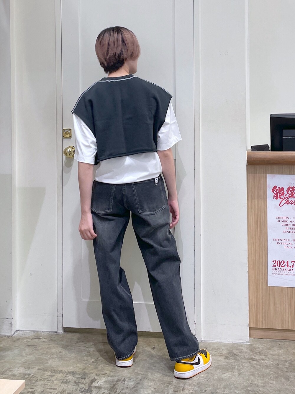 ホワイト系のTシャツ/カットソー、グレー系のベスト、ブラック系のデニムパンツを着用したメンズの夏コーディネートの3枚目の写真