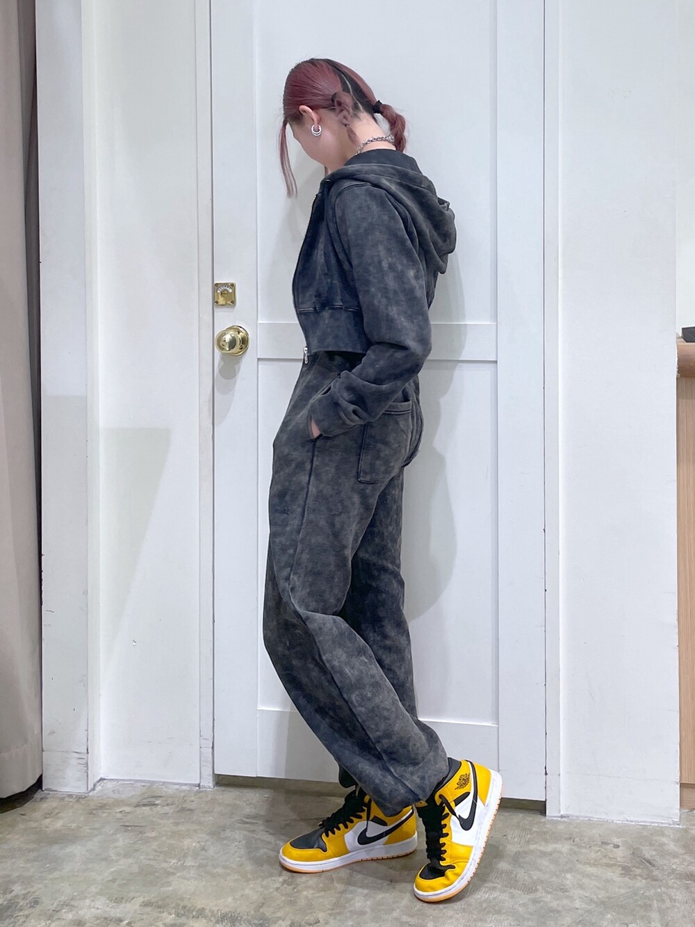 ブラック系のスウェットパンツ、ブラック系のパーカー、ホワイト系のタンクトップを着用したメンズの春コーディネートの2枚目の写真