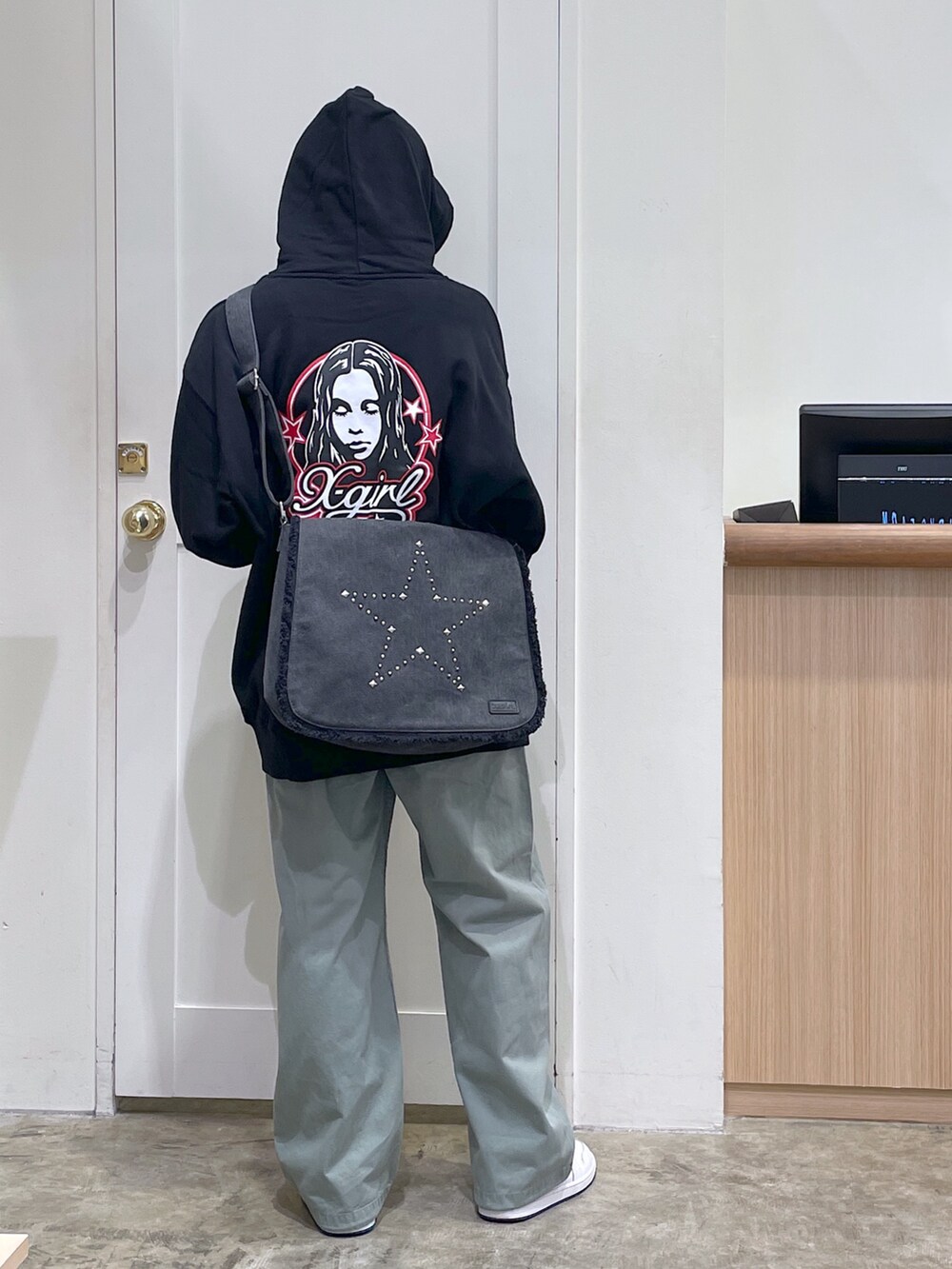 ブラック系のショルダーバッグ、ブラック系のパーカー、グリーン系のその他パンツを着用したメンズの秋コーディネートの3枚目の写真