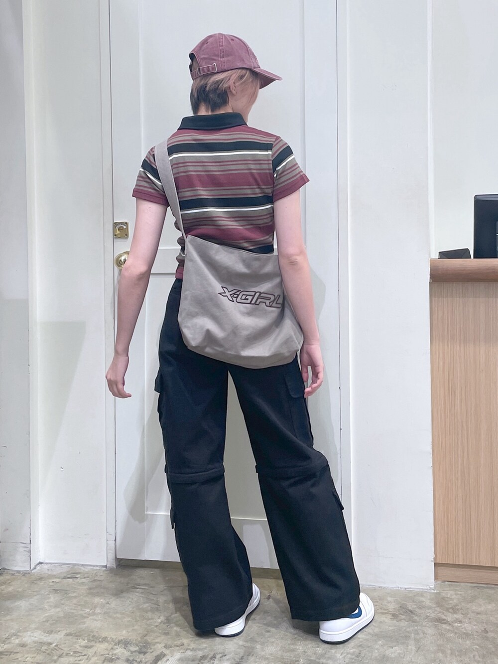 「x-girl、エックスガール、tops、トップス、ポロシャツ、ボーダー、pants、パンツ、2way、カーゴパンツ、ハーフパンツ、CAP、キャップ、バッグ、メッセンジャーバッグ」｜「X-girlの2WAY CARGO PANTS（カーゴパンツ、ブラック系）」を使った、あかさん（メンズ・166cm）の夏コーディネートの3枚目の写真