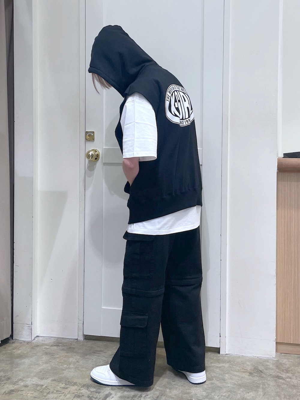 ブラック系のパーカー、ホワイト系のTシャツ/カットソー、ブラック系のカーゴパンツを着用したメンズの夏コーディネートの2枚目の写真