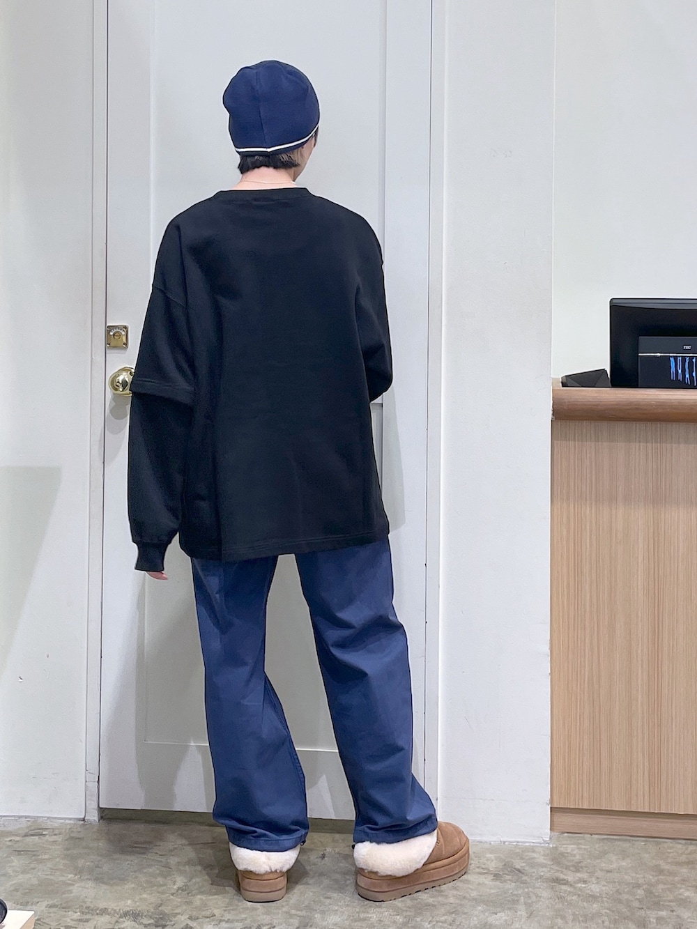 ブラック系のスウェット、ブルー系のその他パンツ、ブラック系のニットキャップ/ビーニーを着用したメンズの秋コーディネートの5枚目の写真