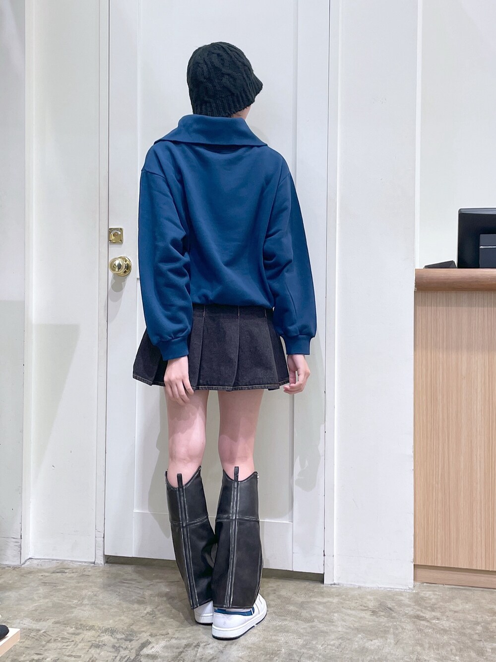 ブラック系のスウェット、ブラック系のデニムスカート、ブラック系のレッグウォーマーを着用したメンズの秋コーディネートの3枚目の写真