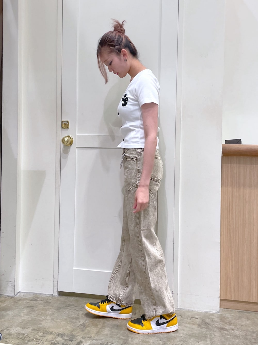 ベージュ系のその他パンツ、ホワイト系のTシャツ/カットソーを着用したメンズの春コーディネートの2枚目の写真