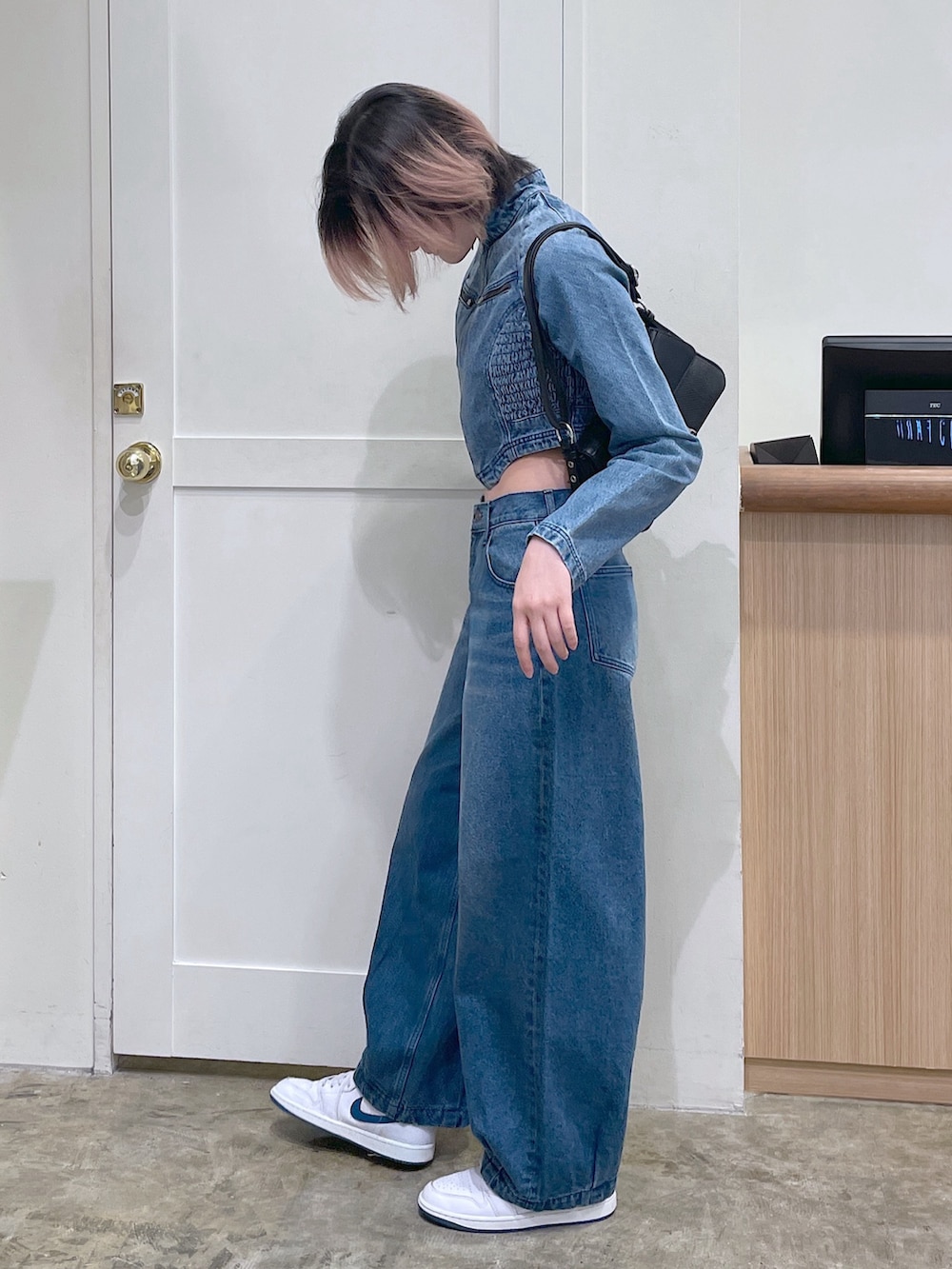 ブラック系のショルダーバッグ、ブルー系のデニムパンツ、ブルー系のデニムジャケットを着用したメンズの秋コーディネートの2枚目の写真