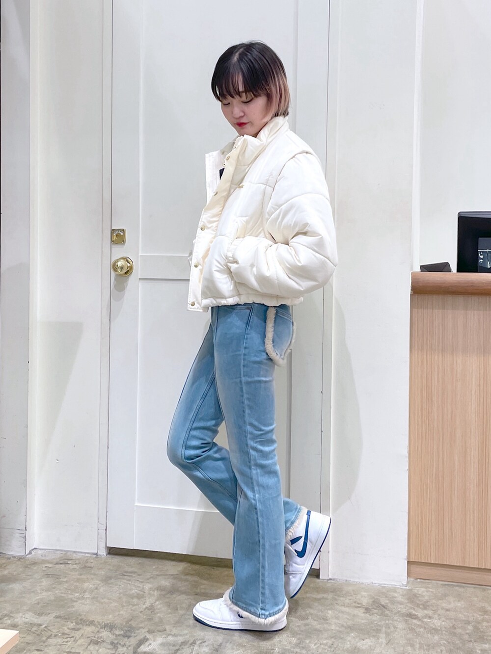 「エックスガール、xgirl、x-girl、アウター、Outer、２ＷＡＹ、ベスト、ダウンジャケット、tops、トップス、ラグランTシャツ、パンツ、pants、ボア、フレアパンツ」｜「X-girlの2WAY PADDED JACKET（ブルゾン、ホワイト系）」を使った、あかさん（メンズ・166cm）の秋コーディネートの3枚目の写真