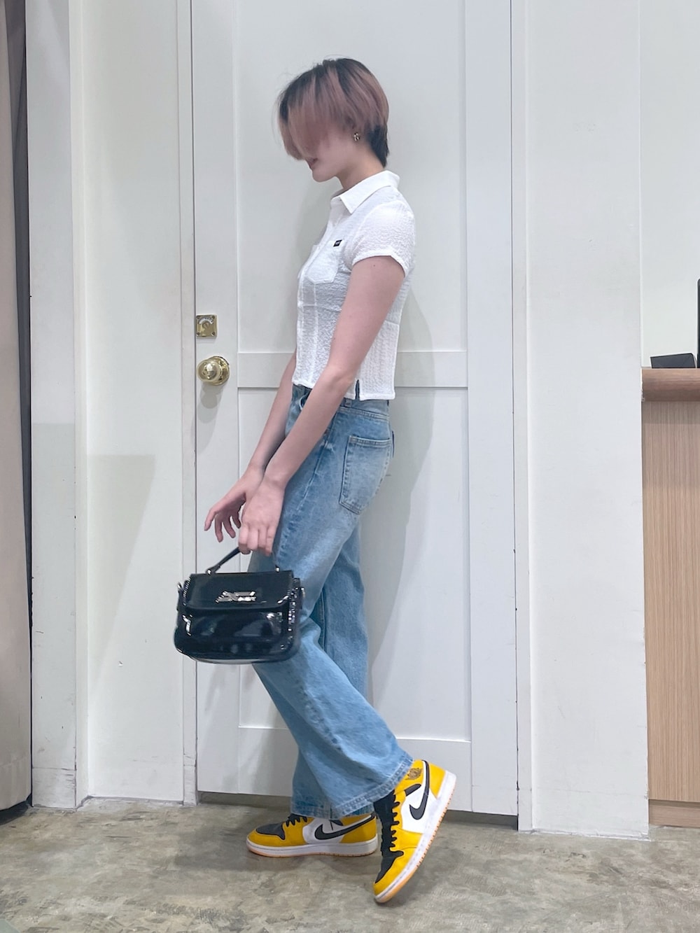 ブルー系のデニムパンツ、ブラック系のショルダーバッグ、ホワイト系のシャツ/ブラウスを着用したメンズの夏コーディネートの2枚目の写真