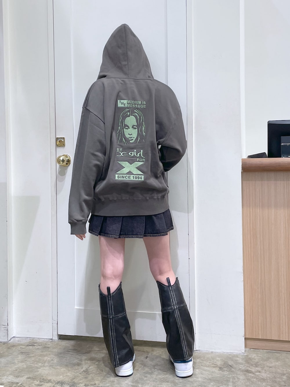「x-girl、エックスガール、tops、トップス、スウェット、パーカー、ジップパーカー、スカート、Skirt、ミニスカート、デニムスカート、レッグウォーマー」｜「X-girlのBY X-GIRL FOR X ZIP UP SWEAT HOODIE（パーカー、グリーン系）」を使った、あかさん（メンズ・166cm）の秋コーディネートの3枚目の写真