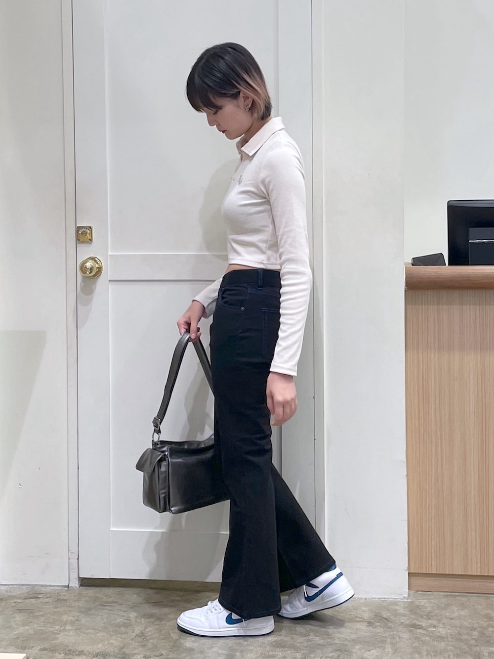 ホワイト系のTシャツ/カットソー、グレー系のハンドバッグ、ブラック系のその他パンツを着用したレディースの秋コーディネートの3枚目の写真