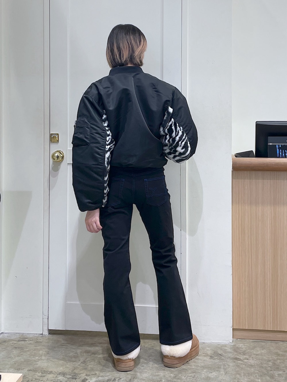 ブラック系のその他パンツ、ブラック系のMA-1、ホワイト系のTシャツ/カットソーを着用したメンズの冬コーディネートの4枚目の写真