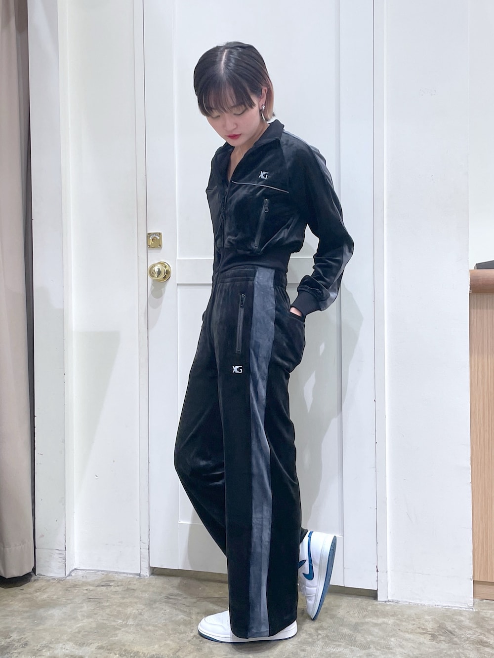 ブラック系のブルゾン、ブラック系のその他パンツ、グリーン系のタンクトップを着用したメンズの秋コーディネートの3枚目の写真