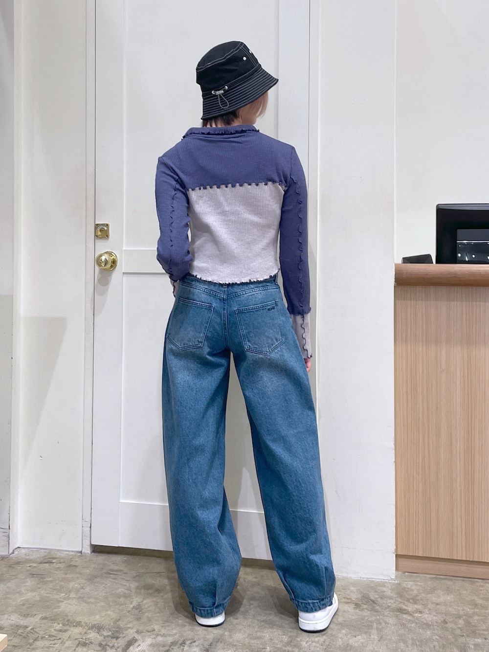 ブルー系のデニムパンツ、ブルー系のシャツ/ブラウス、ブラック系のハットを着用したメンズの秋コーディネートの3枚目の写真