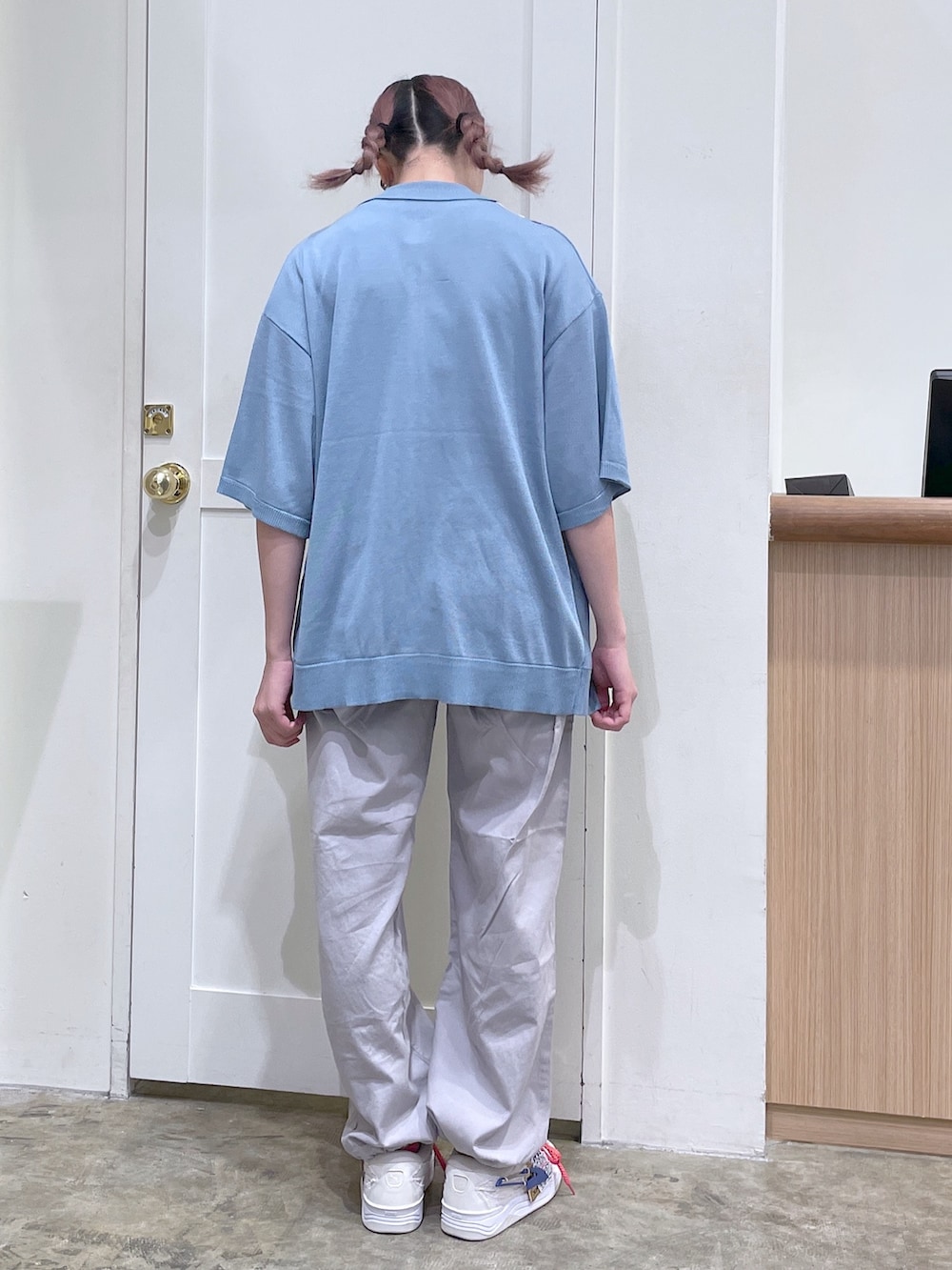 ブルー系のポロシャツ、ホワイト系のTシャツ/カットソー、グレー系のその他パンツを着用したメンズの春コーディネートの3枚目の写真