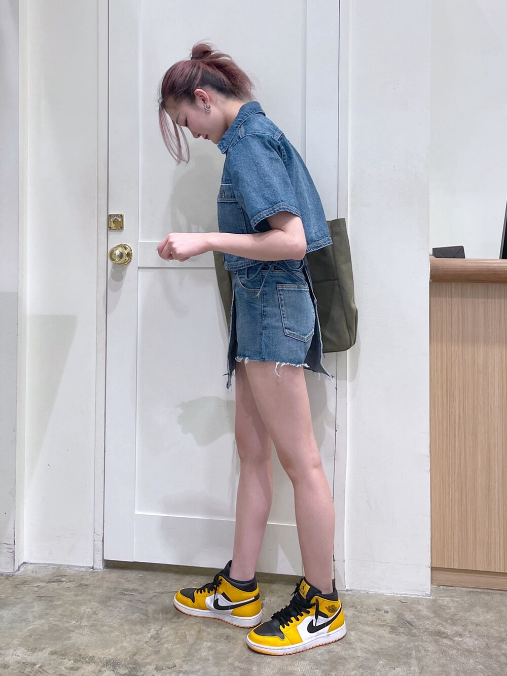 ブルー系のシャツ/ブラウス、ブルー系のデニムパンツ、グリーン系のトートバッグを着用したメンズの春コーディネートの2枚目の写真