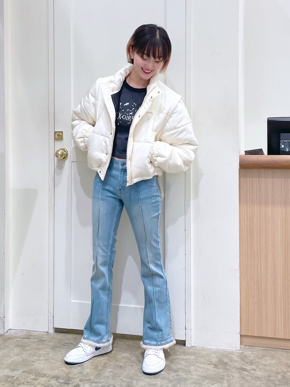 「エックスガール、xgirl、x-girl、アウター、Outer、２ＷＡＹ、ベスト、ダウンジャケット、tops、トップス、ラグランTシャツ、パンツ、pants、ボア、フレアパンツ」｜「X-girlの2WAY PADDED JACKET（ブルゾン、ホワイト系）」を使った、あかさん（メンズ・166cm）の秋コーディネートの2枚目の写真