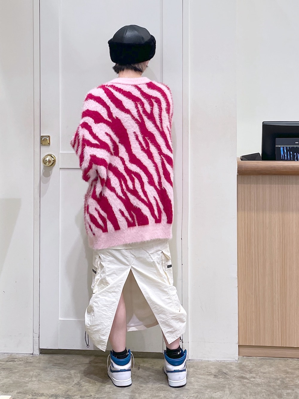 ピンク系のカーディガン/ボレロ、ホワイト系のスカート、グリーン系のタンクトップを着用したメンズの秋コーディネートの4枚目の写真