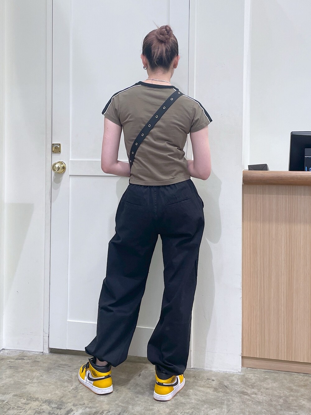 グリーン系のTシャツ/カットソー、ブラック系のその他パンツ、ブラック系のショルダーバッグを着用したメンズの春コーディネートの3枚目の写真