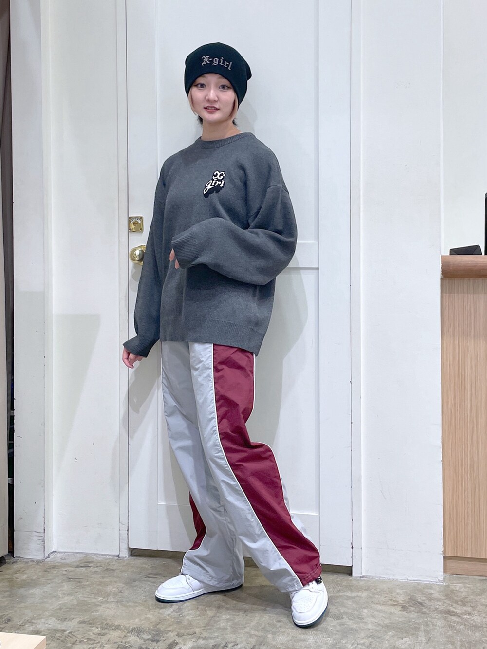 グレー系のニット/セーター、グレー系のその他パンツ、ブラック系のニットキャップ/ビーニーを着用したメンズの秋コーディネートの3枚目の写真