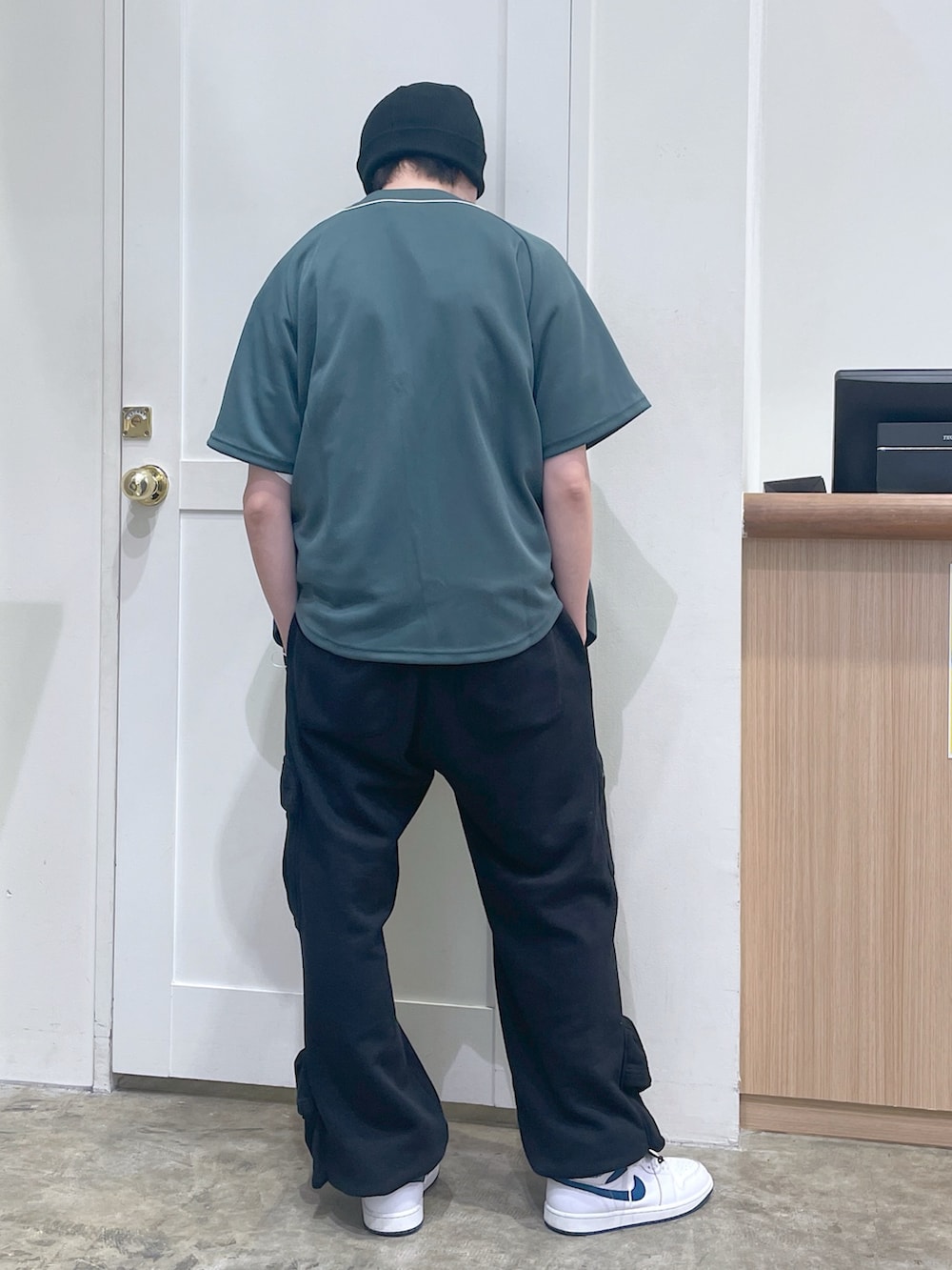 グリーン系のシャツ/ブラウス、ホワイト系のTシャツ/カットソー、ブラック系のスウェットパンツを着用したメンズの夏コーディネートの3枚目の写真