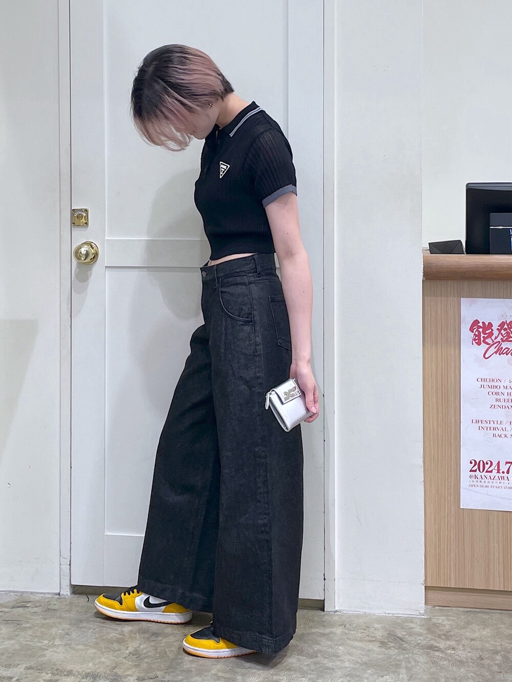 ブラック系のデニムパンツ、ブラック系のポロシャツ、ブラック系のタンクトップを着用したメンズの夏コーディネートの2枚目の写真