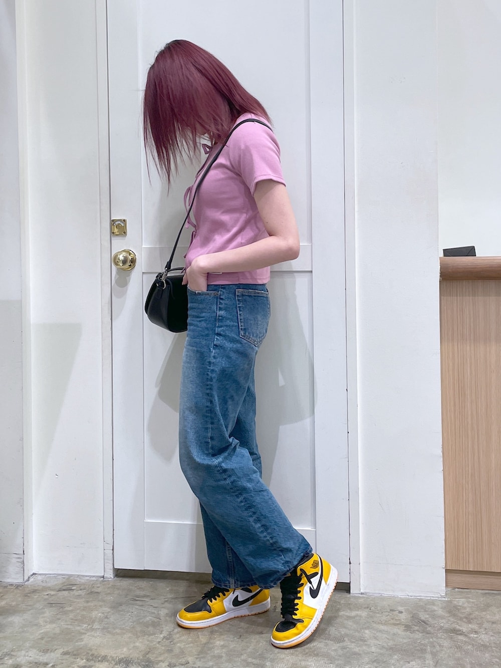 ホワイト系のTシャツ/カットソー、ピンク系のTシャツ/カットソー、ブルー系のデニムパンツを着用したメンズの春コーディネートの2枚目の写真