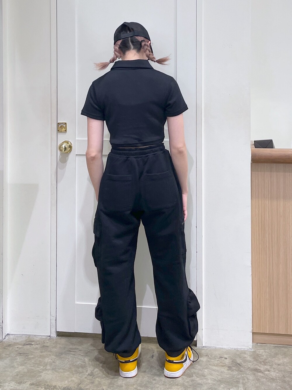 ブラック系のスウェットパンツ、ブラック系のTシャツ/カットソー、ブラック系のキャップを着用したメンズの春コーディネートの3枚目の写真