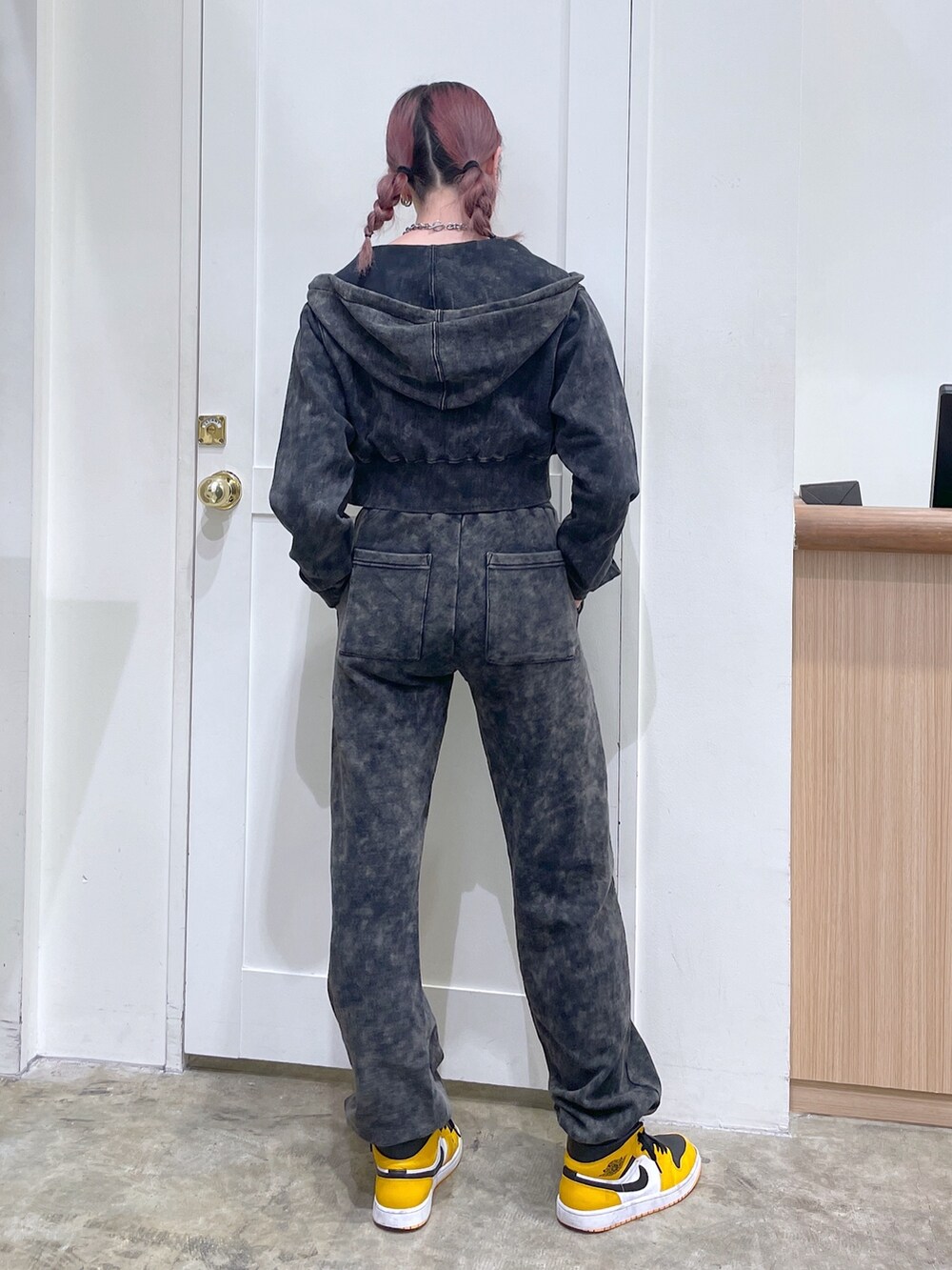 ブラック系のスウェットパンツ、ブラック系のパーカー、ホワイト系のタンクトップを着用したメンズの春コーディネートの3枚目の写真