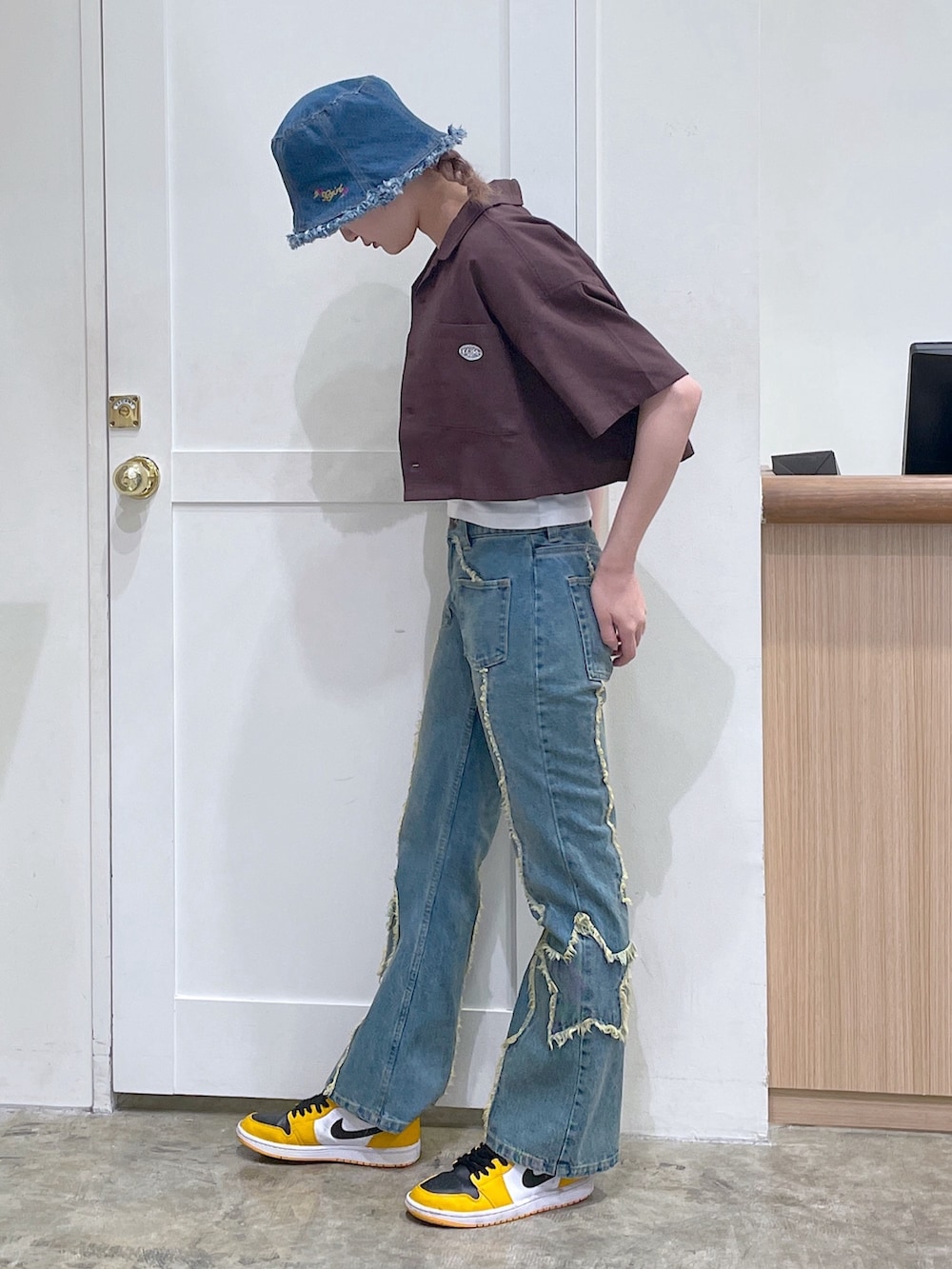 ブルー系のデニムパンツ、ブラウン系のシャツ/ブラウス、ホワイト系のTシャツ/カットソーを着用したメンズの春コーディネートの2枚目の写真