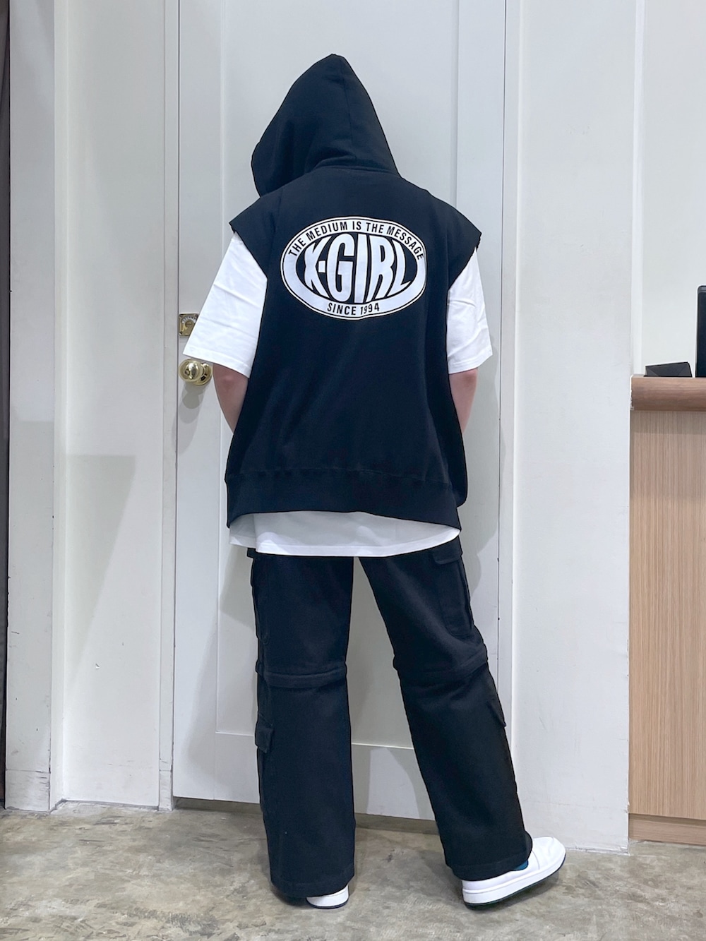 ブラック系のパーカー、ホワイト系のTシャツ/カットソー、ブラック系のカーゴパンツを着用したメンズの夏コーディネートの3枚目の写真