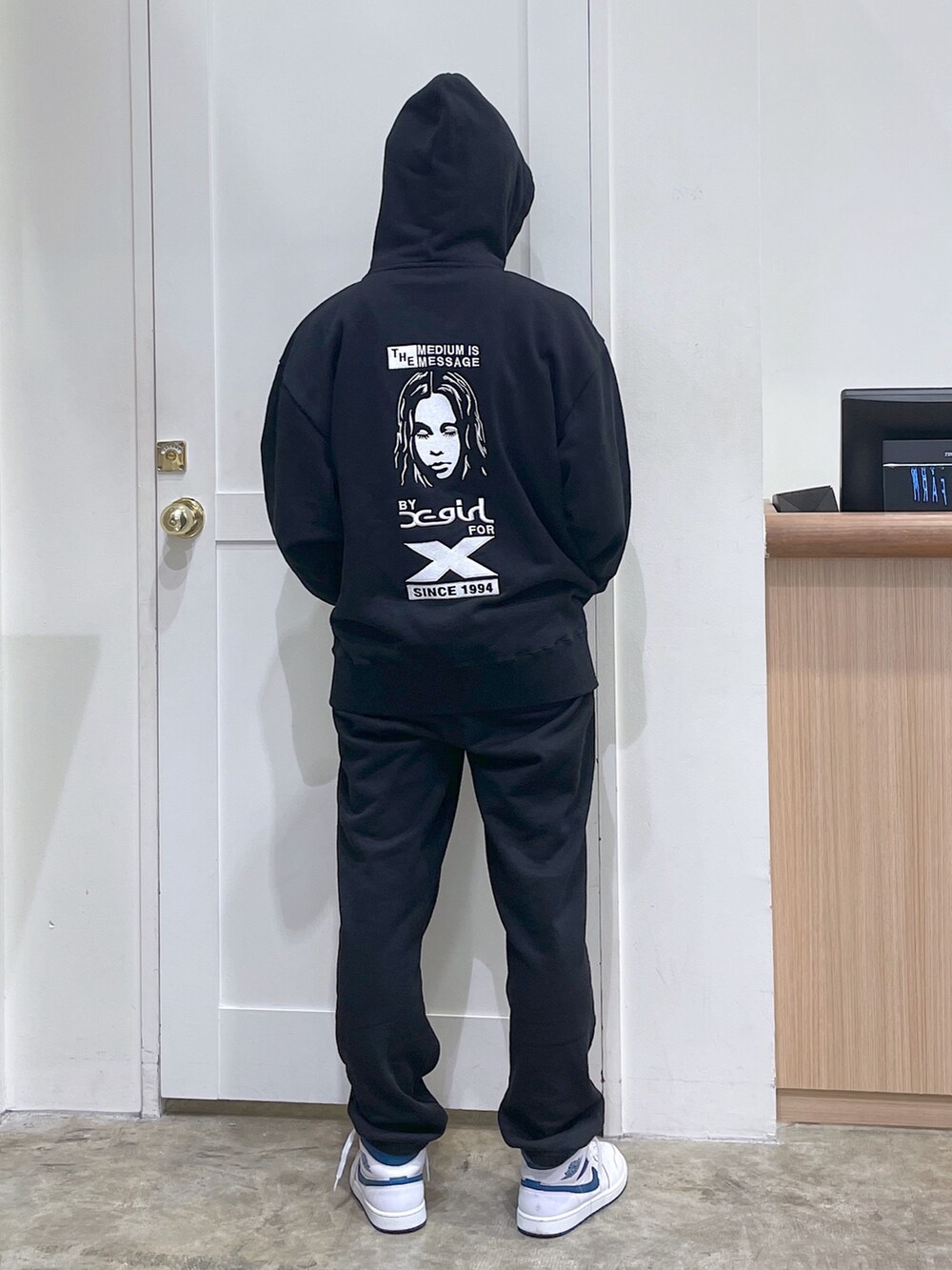 ブラック系のパーカー、ブラック系のスウェットパンツ、ブラック系のニットキャップ/ビーニーを着用したメンズの秋コーディネートの3枚目の写真