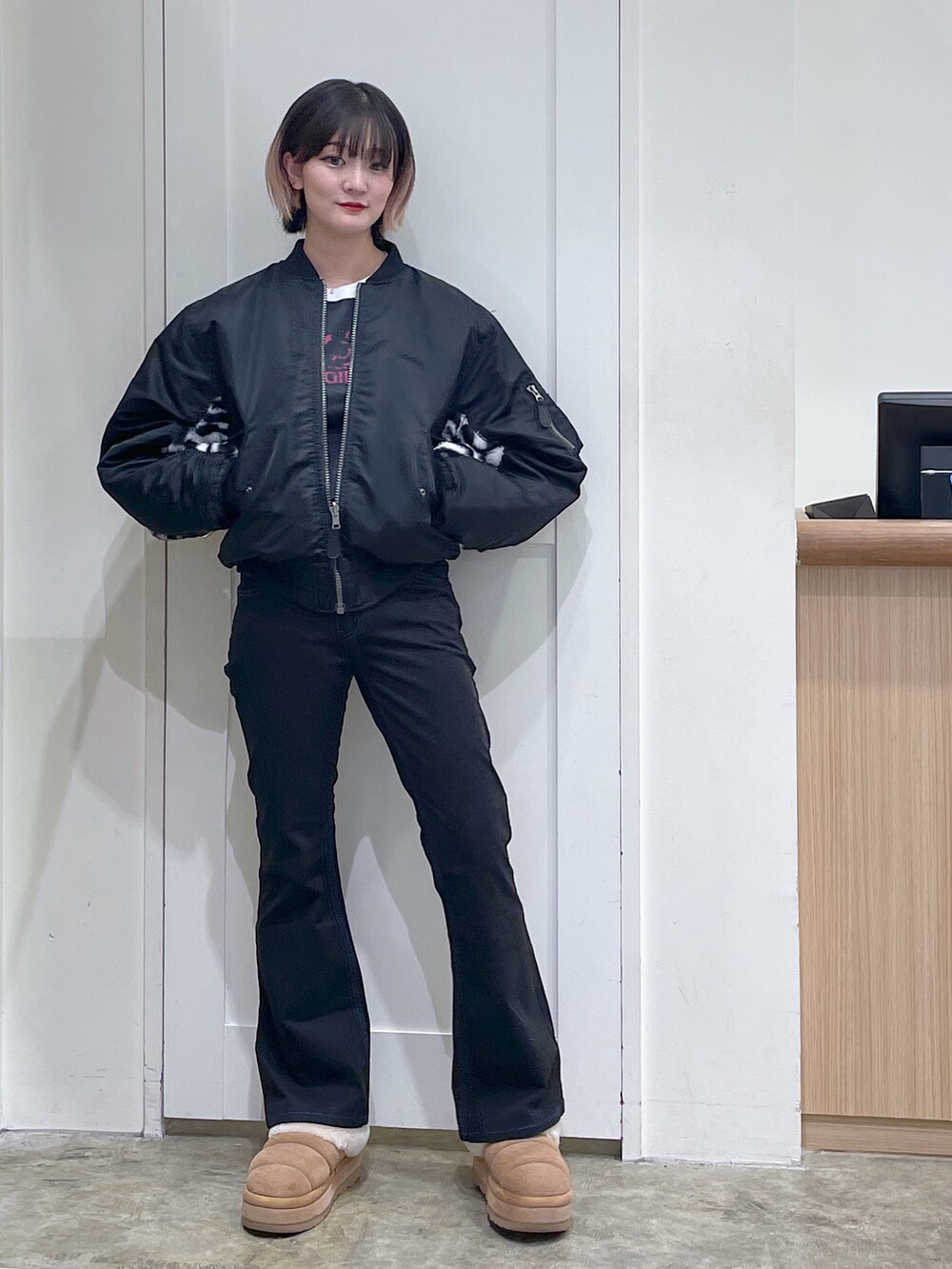 ブラック系のその他パンツ、ブラック系のMA-1、ホワイト系のTシャツ/カットソーを着用したメンズの冬コーディネートの2枚目の写真