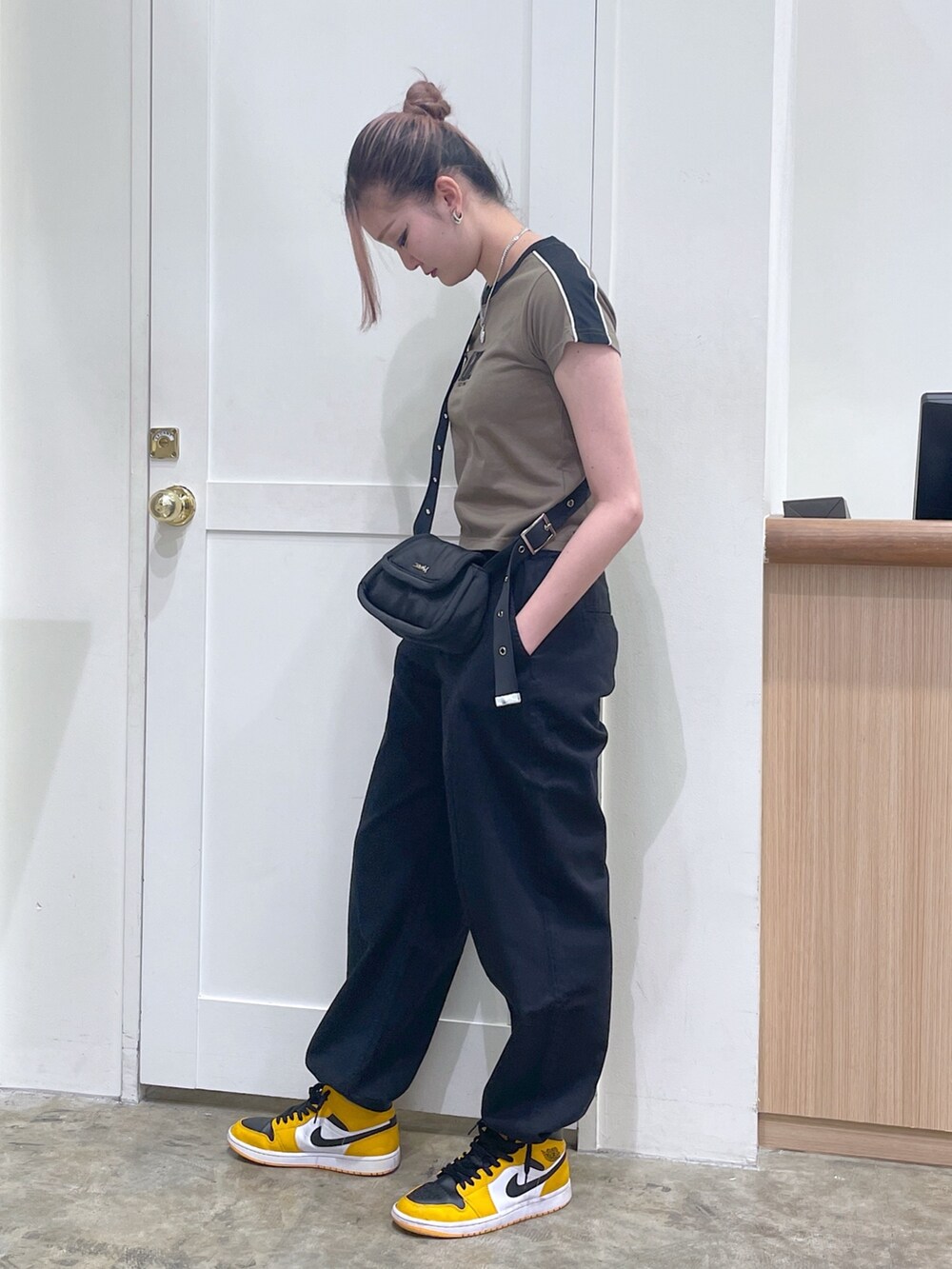 グリーン系のTシャツ/カットソー、ブラック系のその他パンツ、ブラック系のショルダーバッグを着用したメンズの春コーディネートの2枚目の写真