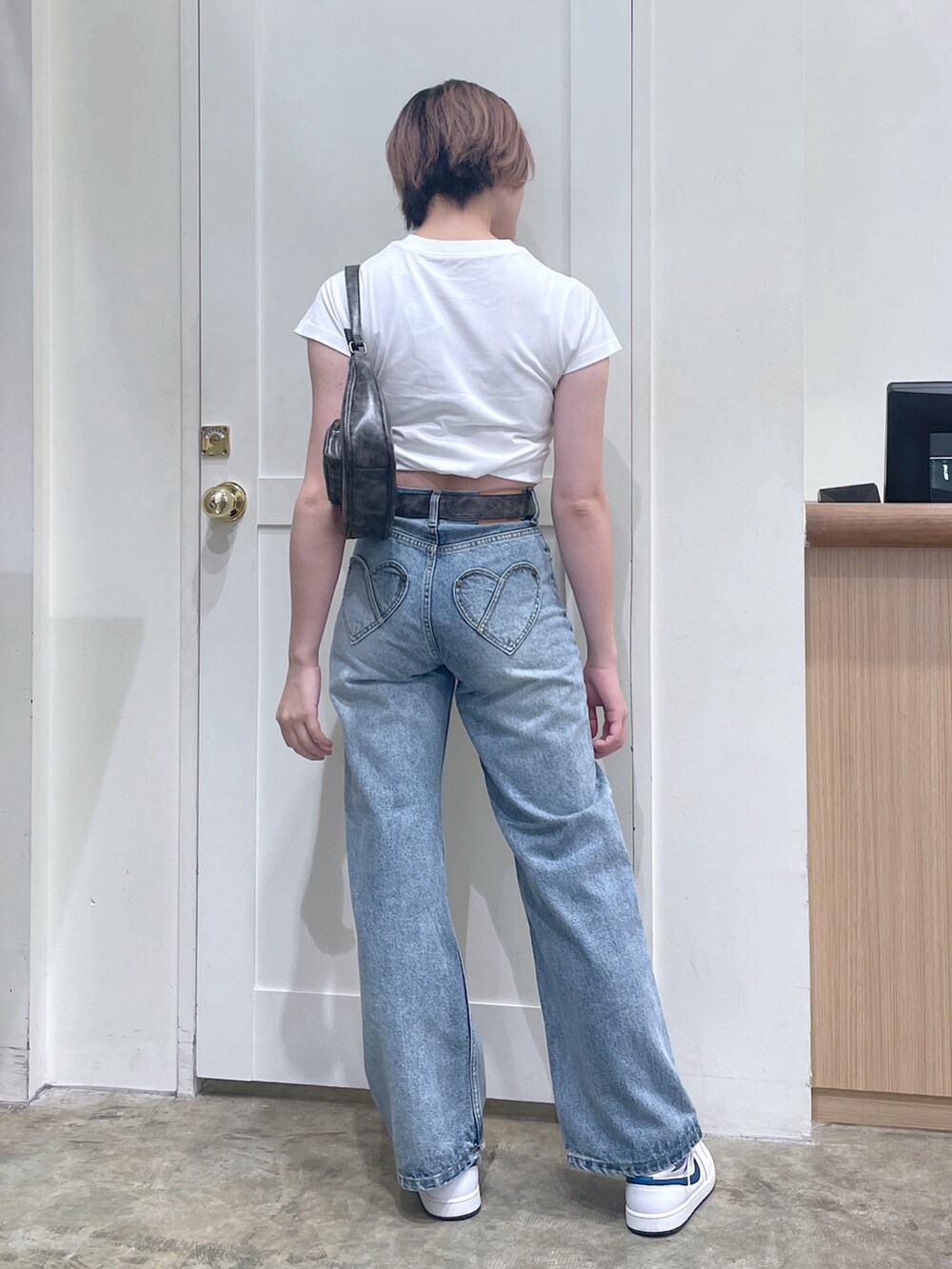 「x-girl、エックスガール、トップス、tops、カットソー、パンツ、pants、デニムパンツ、ハートポケット、ベルト、belt、バッグ、BAG、ハンドバッグ」｜「X-girlのHEART POCKET DENIM PANTS（デニムパンツ、ブルー系）」を使った、あかさん（メンズ・166cm）の夏コーディネートの3枚目の写真