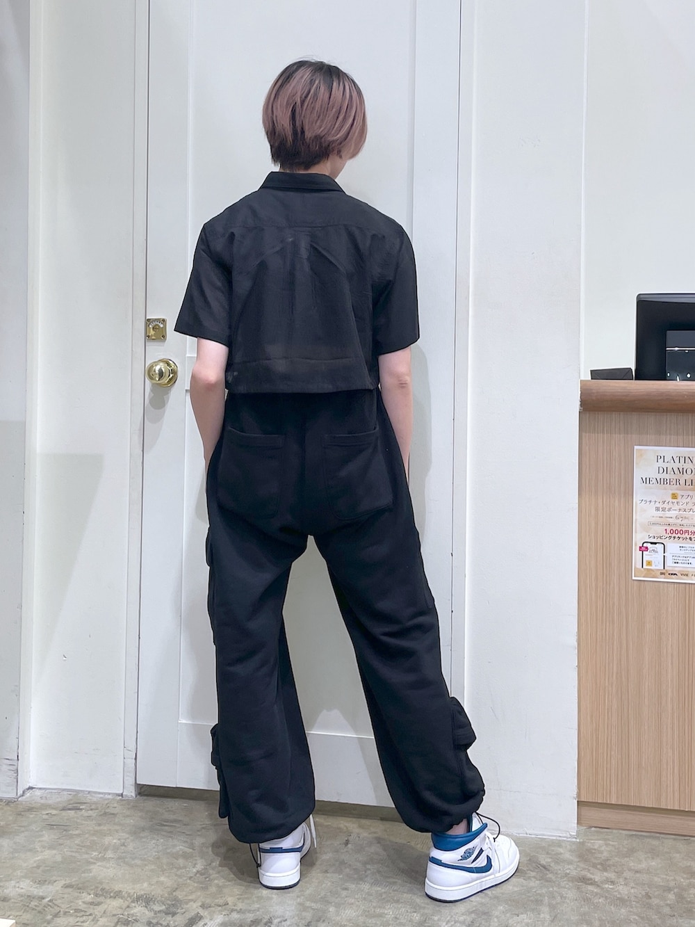 ブラック系のスウェットパンツ、ブラック系のシャツ/ブラウス、グリーン系のタンクトップを着用したメンズの夏コーディネートの3枚目の写真