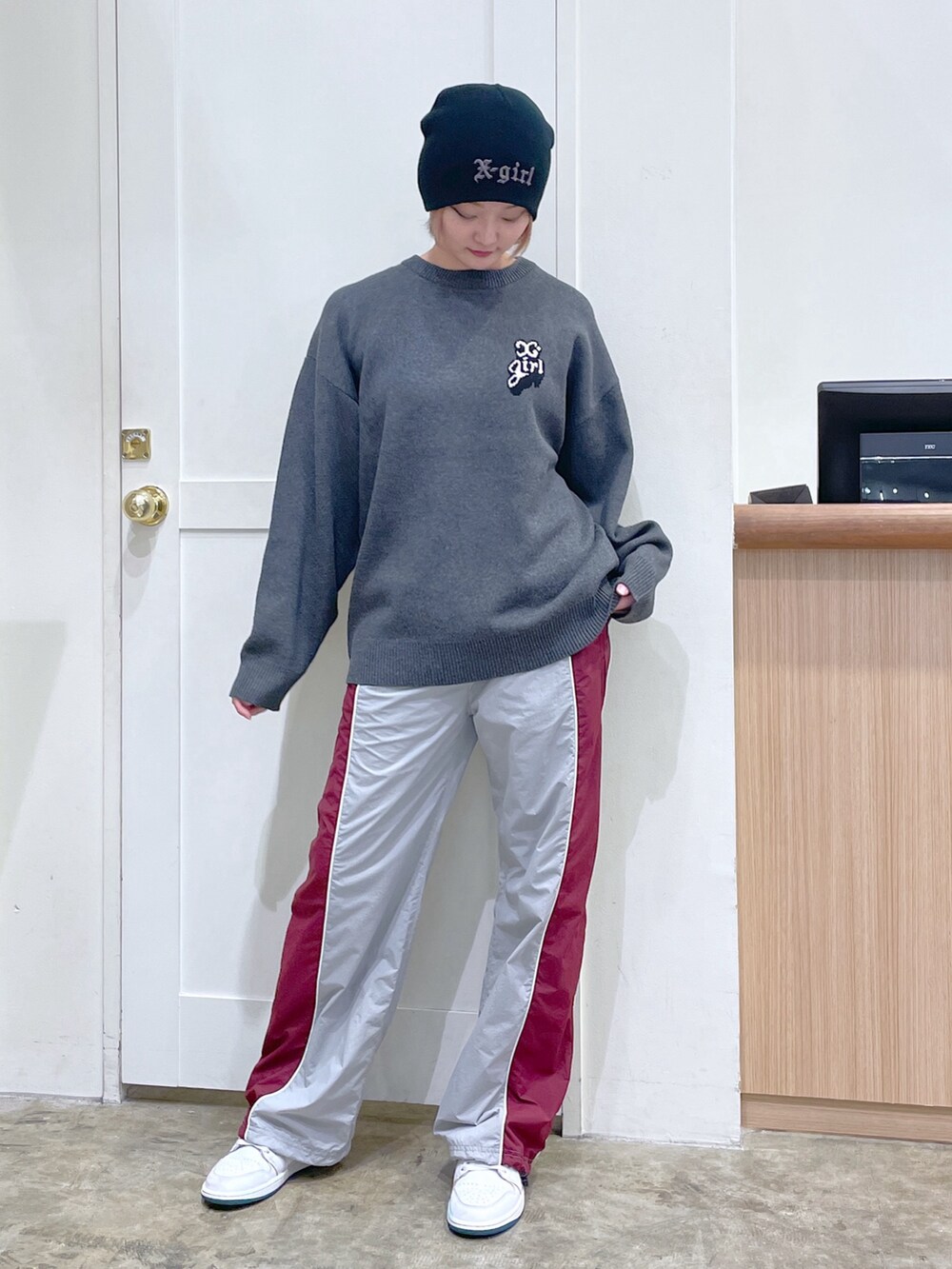 グレー系のニット/セーター、グレー系のその他パンツ、ブラック系のニットキャップ/ビーニーを着用したメンズの秋コーディネートの2枚目の写真