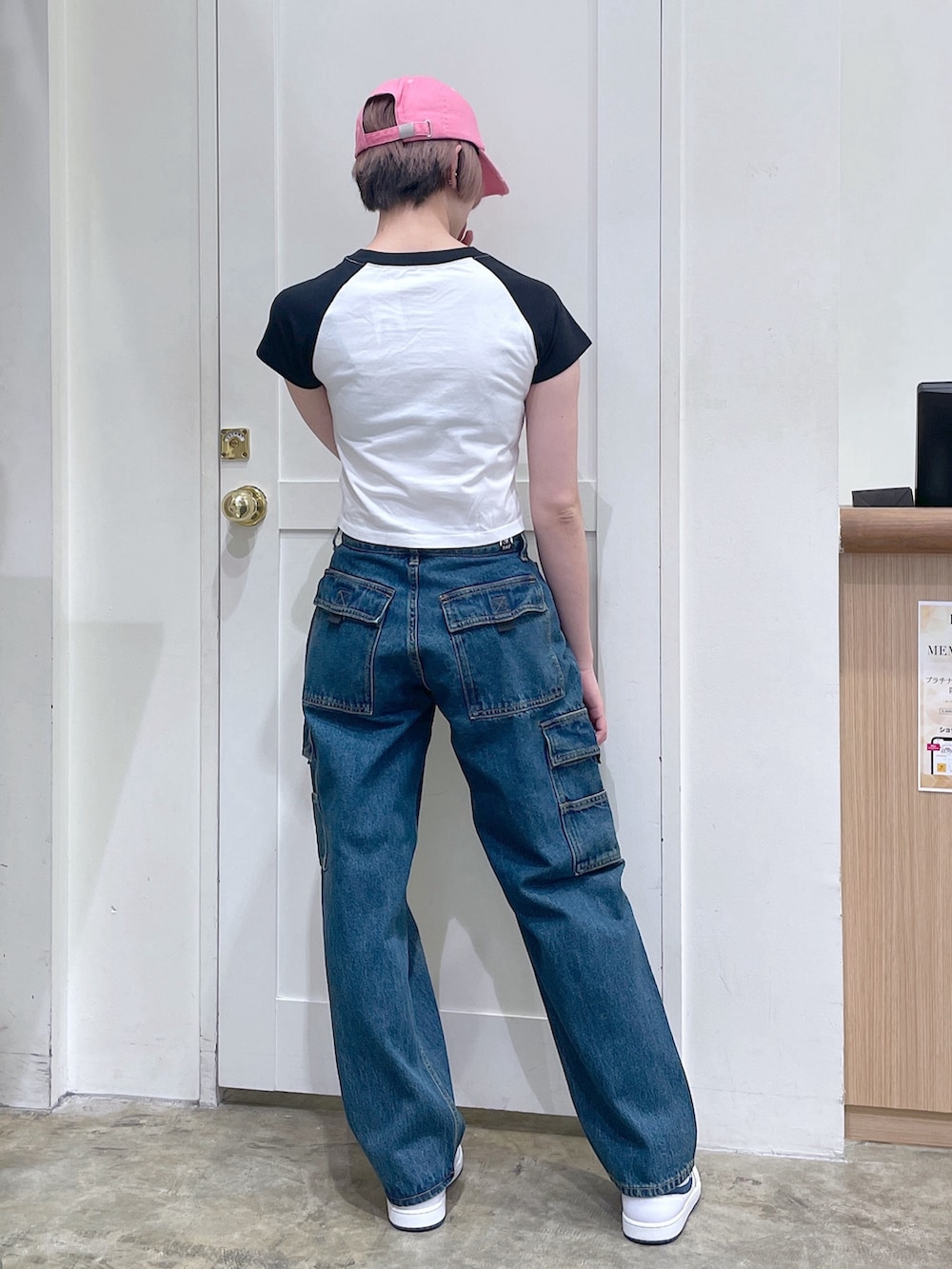 ブルー系のカーゴパンツ、ホワイト系のTシャツ/カットソー、ピンク系のキャップを着用したメンズの夏コーディネートの3枚目の写真