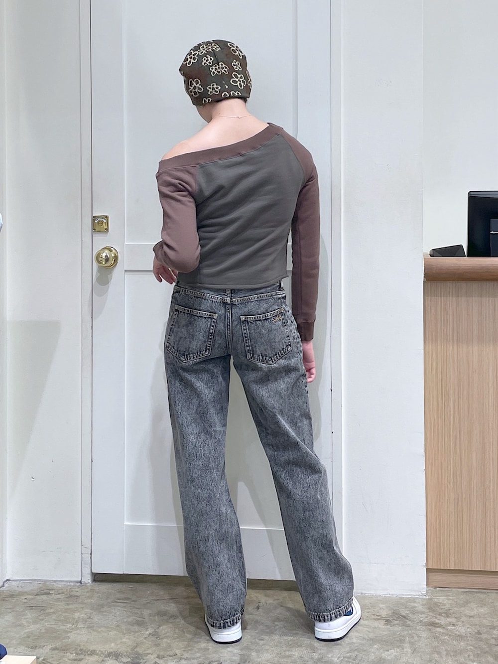 グリーン系のスウェット、ブラック系のデニムパンツ、グリーン系のニットキャップ/ビーニーを着用したメンズの秋コーディネートの3枚目の写真