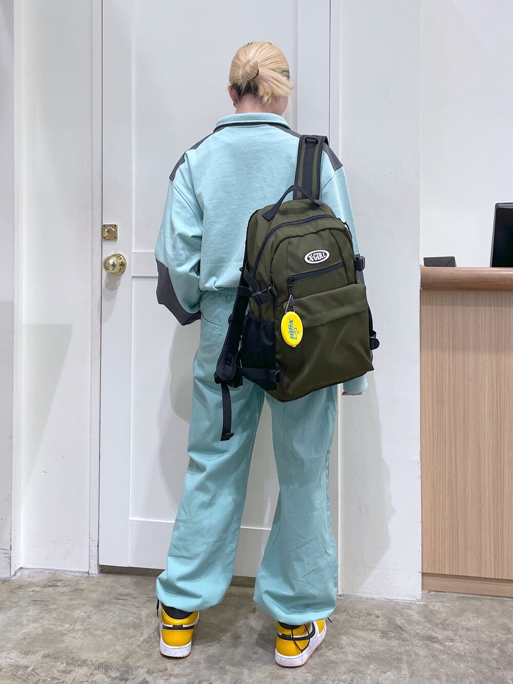 グリーン系のその他パンツ、グリーン系のスウェット、グリーン系のバックパック/リュックを着用したレディースの春コーディネートの3枚目の写真