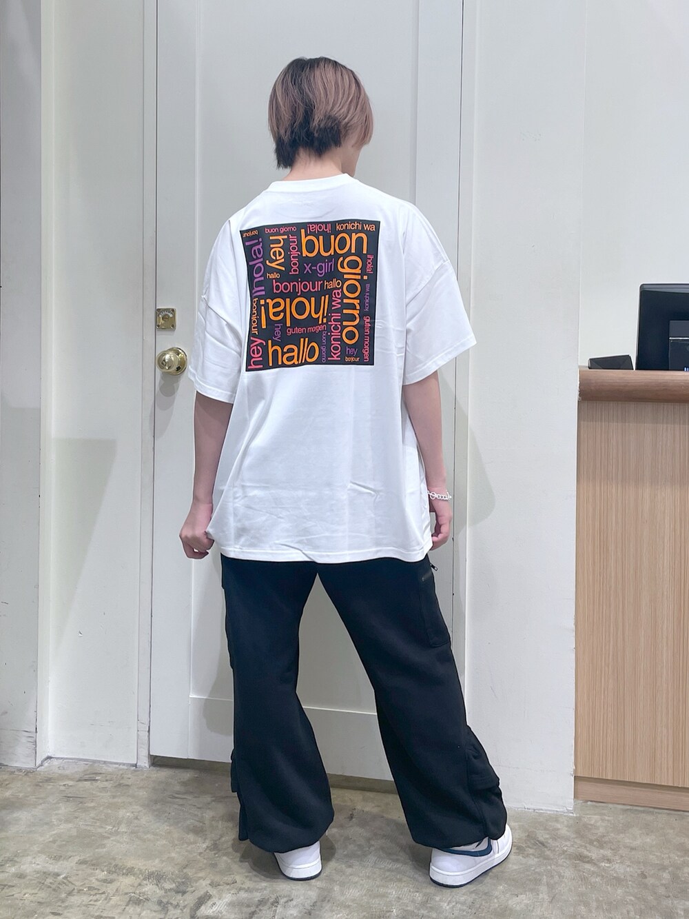 ホワイト系のワンピース、ブラック系のスウェットパンツ、シルバー系のブレスレットを着用したメンズの夏コーディネートの3枚目の写真