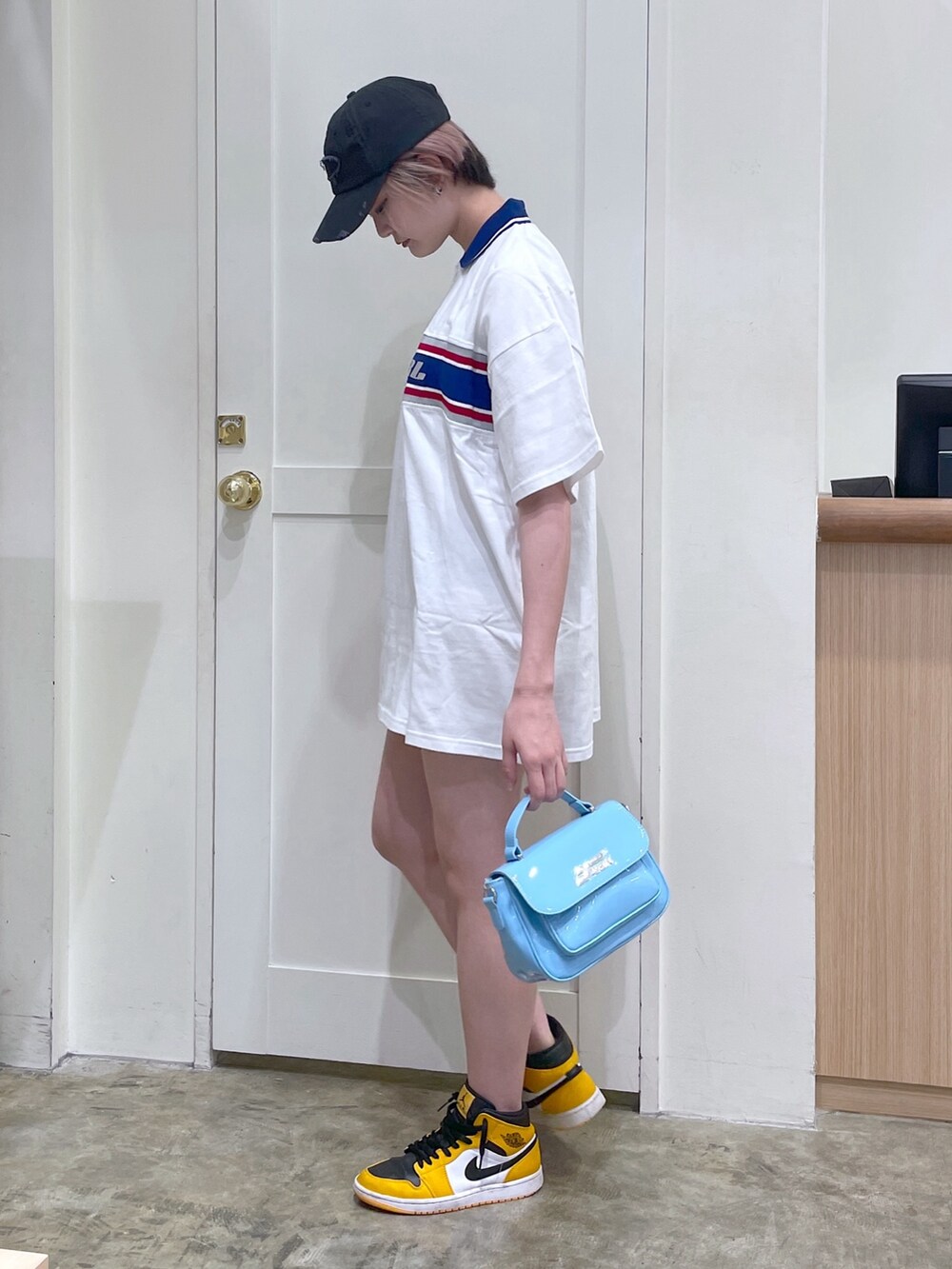 ホワイト系のワンピース、ブルー系のショルダーバッグ、グレー系のキャップを着用したメンズの夏コーディネートの2枚目の写真