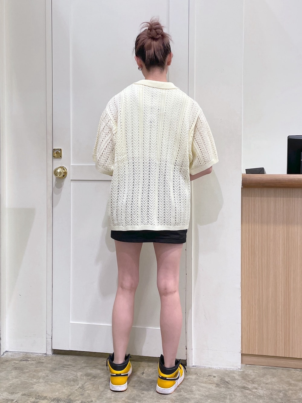ホワイト系のシャツ/ブラウス、ホワイト系のタンクトップ、ブラック系のスカートを着用したメンズの春コーディネートの3枚目の写真