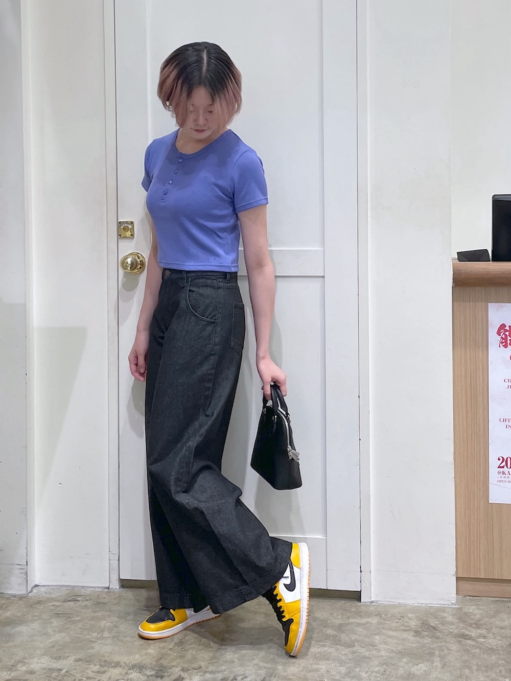 ブルー系のTシャツ/カットソー、ブラック系のショルダーバッグ、ブラック系のデニムパンツを着用したメンズの夏コーディネートの2枚目の写真