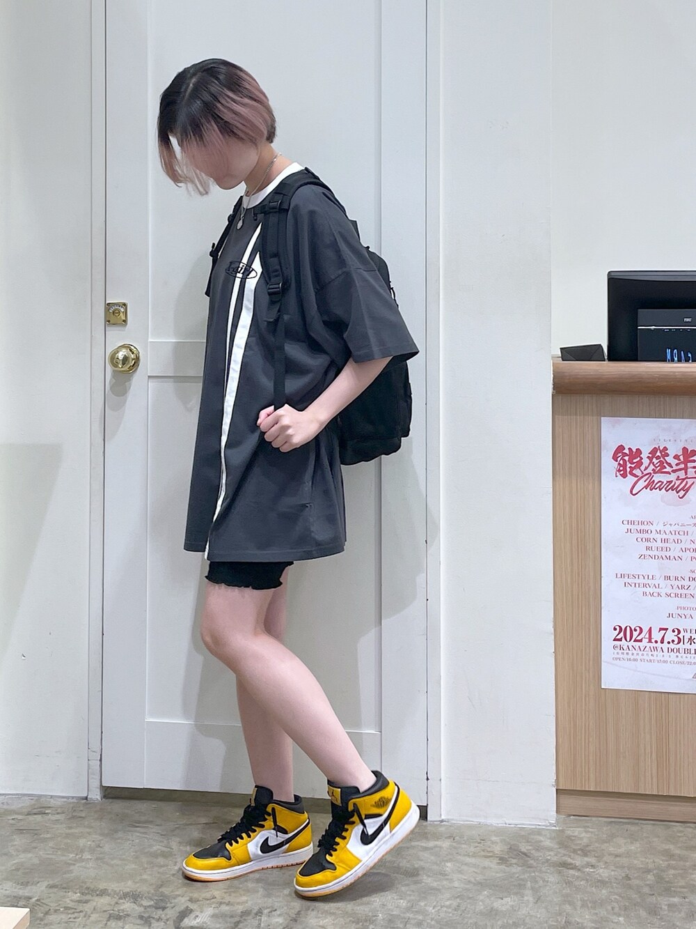 グレー系のワンピース、ブラック系のバックパック/リュック、ブラック系のその他パンツを着用したメンズの夏コーディネートの2枚目の写真