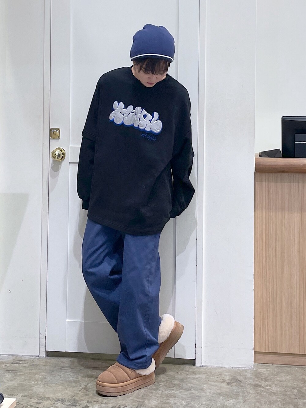 ブラック系のスウェット、ブルー系のその他パンツ、ブラック系のニットキャップ/ビーニーを着用したメンズの秋コーディネートの3枚目の写真