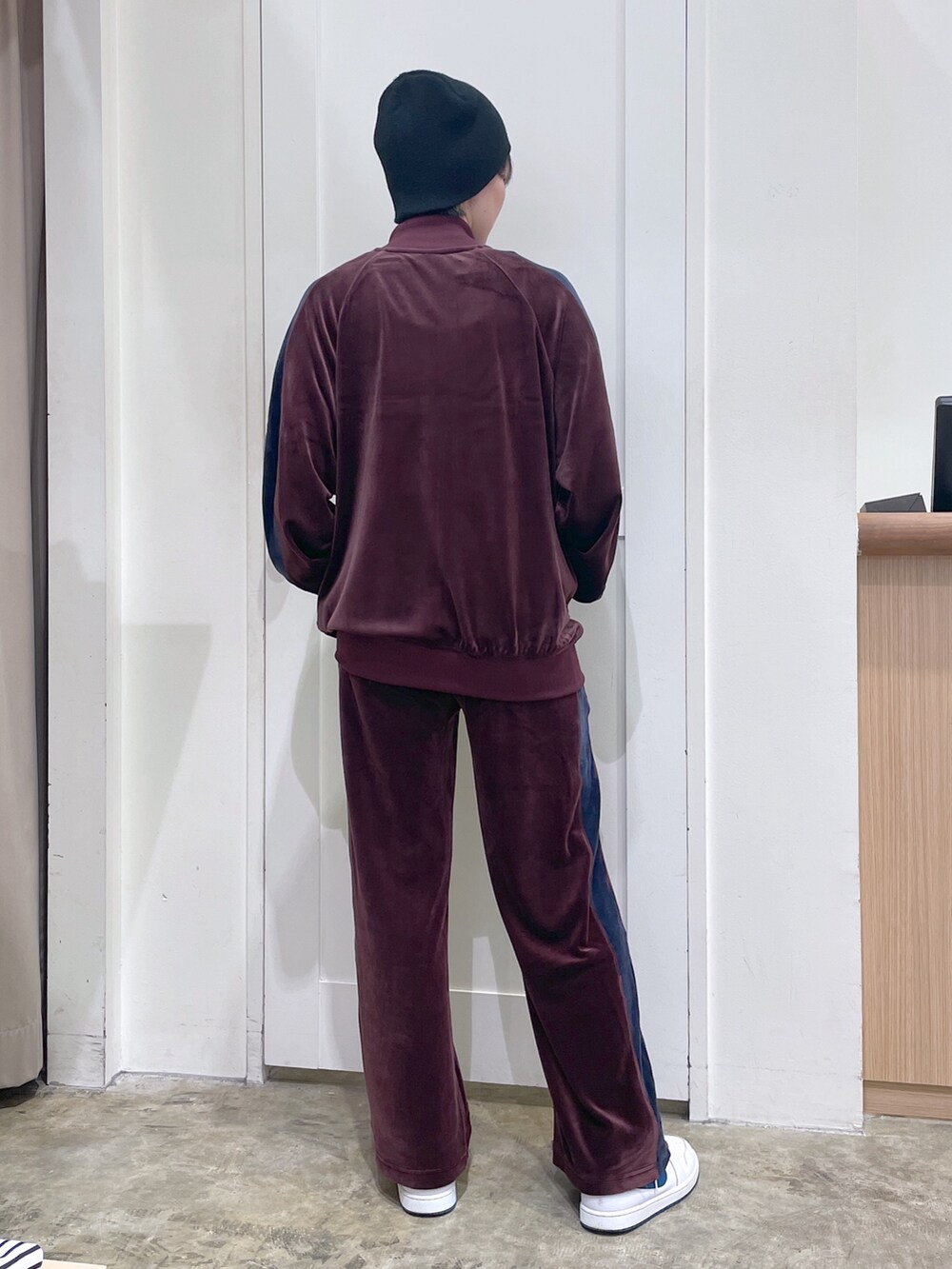 レッド系のブルゾン、レッド系のその他パンツ、グリーン系のタンクトップを着用したメンズの秋コーディネートの4枚目の写真