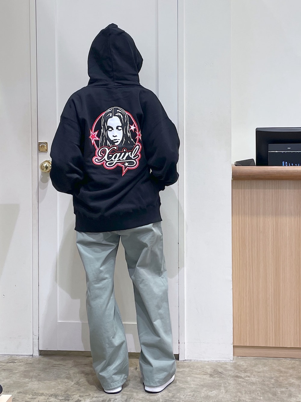 ブラック系のショルダーバッグ、ブラック系のパーカー、グリーン系のその他パンツを着用したメンズの秋コーディネートの4枚目の写真